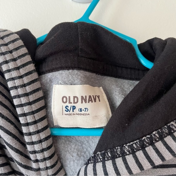 🌼 5/$25 Old Navy Boys VRSTY Team Hoodie Size S (6-7) Gray Black Striped Pullover - Picture 3 of 8